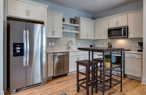 Greenwood House | Chic Retreat + Parking <10 Min From Broadway