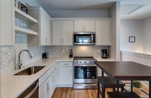 Greenwood House | Chic Retreat + Parking <10 Min From Broadway