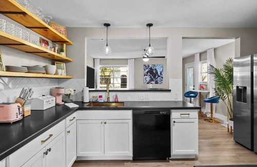 College Station House | Chic Retreat Stylish Stay near A&M
