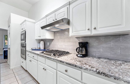 Fresno House | Chic River Bluff Home for Professionals & Families