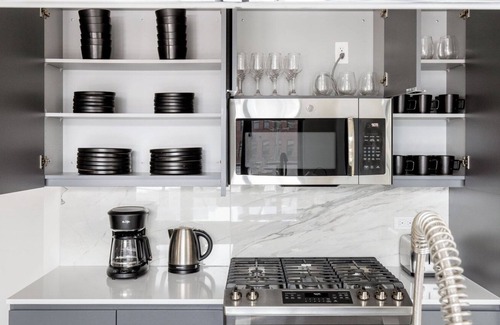 River West Apartment | Chic River West 2BR w/ Gym, Grills & Rooftop, nr I-90, by Blueground