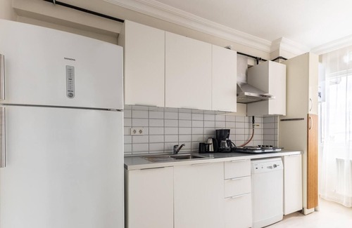 Bostanci Apartment | Chic Sea View Flat on Bagdat Avenue in Bostanci