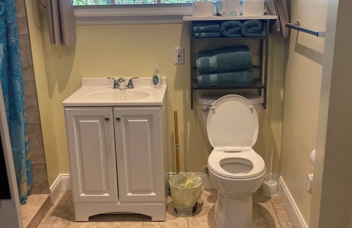 Ridge Wood Heights Apartment | Chic studio with WiFi and AC in tranquil Sarasota