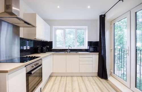 Southend-on-Sea Apartment | Chic & Stunning 1BR City Centre Nr High Street by Luxiety Stays