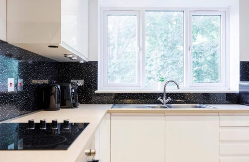 Southend-on-Sea Apartment | Chic & Stunning 1BR City Centre Nr High Street by Luxiety Stays