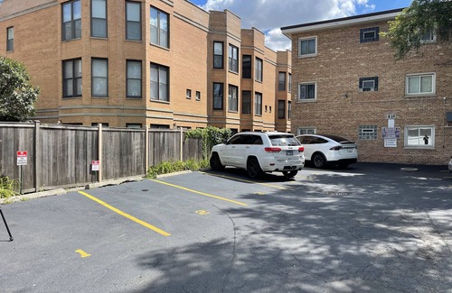 Oak Park Condo | Chic Suite/Mins to L Train/Laundry/Free Parking