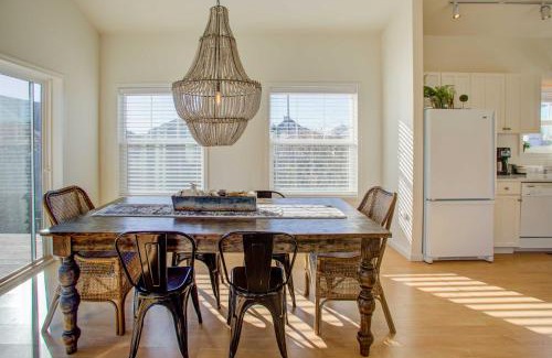 Pacific Beach House | Chic Summer House Cottage Walk to Ocean!