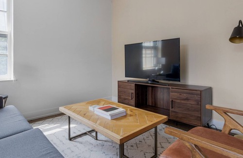 Uptown Apartment | Chic Uptown 1BR w/ Rooftop & Gym, nr Hospital & Beach, by Blueground