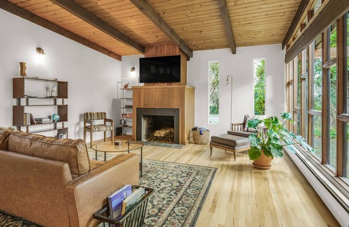 Keizer House | Chic urban cabin with full kitchen & WiFi - just off I-5