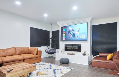 Vernon House | Chic Urban Retreat: Modern Oasis in Inglewood!