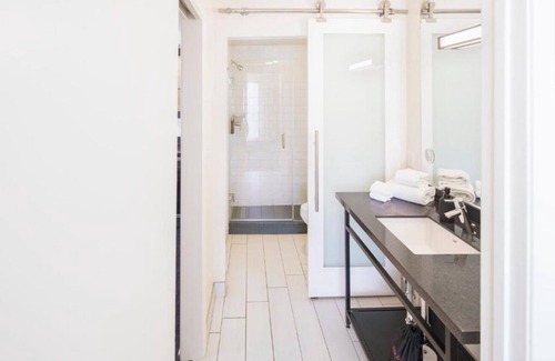Venice Hotel | Chic Venice Room w/Balcony | Rooftop | Free Breakfast | Near Beach