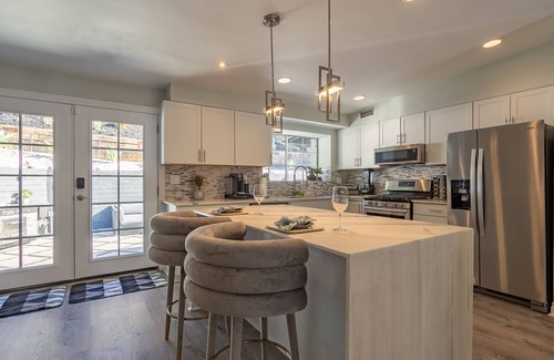 Woodland Hills Villa | Chic Villa by Topanga Canyon - Smart Home - Hillside, Hot-Tub, Parking, Office