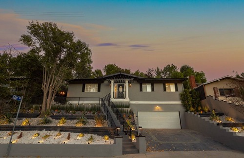 Woodland Hills Villa | Chic Villa by Topanga Canyon - Smart Home - Hillside, Hot-Tub, Parking, Office