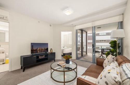 West End Apartment | Chic West End Stay with Gym & Pool Access