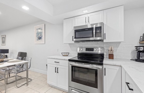 Gulf Gate Estates Apartment | Chill hideaway 2/1 -5 min from Siesta