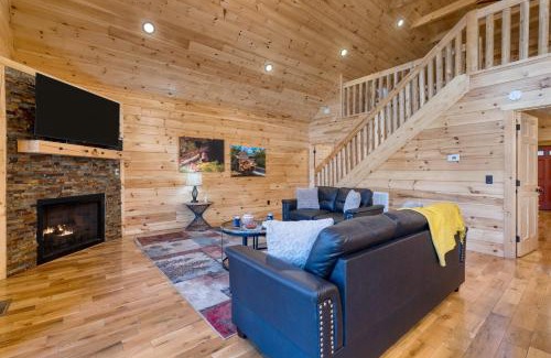 White Oak Lodge House | Chilln in the Smokies by AvantStay Hot Tub Foosball Pool Gym Tennis Access