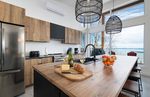 Les Eboulements Ski Chalet | Chinook 166: Spa, Pool Table, River Views