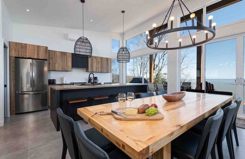 Les Eboulements Ski Chalet | Chinook 166: Spa, Pool Table, River Views