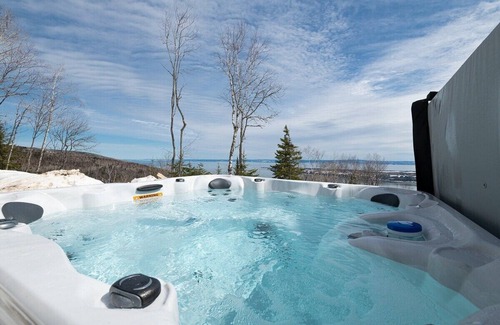 Les Eboulements Ski Chalet | Chinook 166: Spa, Pool Table, River Views