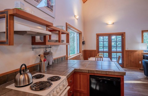Ashland Cabin | Chinquapin Mountain Cabin w/Jacuzzi and Wood Stove at Green Springs Inn