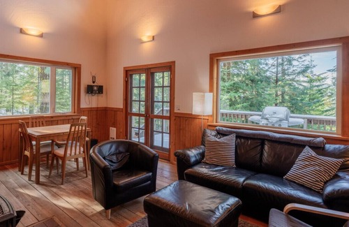 Ashland Cabin | Chinquapin Mountain Cabin w/Jacuzzi and Wood Stove at Green Springs Inn