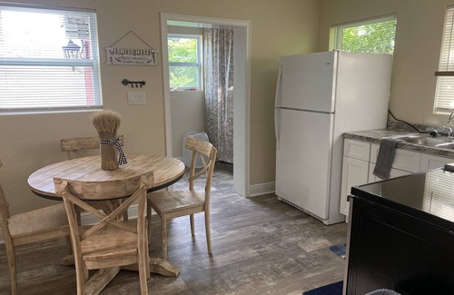 Maitland Apartment | Chris & Tish Cozy Apartment 2 bedrooms, a bonus room. 2 beds for 3 people. Q&T