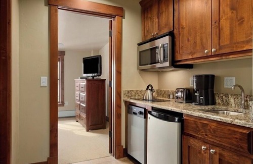 Breckenridge Condo | Christmas 2025 - Two Bedroom/2.5 Bath sleeps 8. Ski-in/out to Peaks 6 & 7
