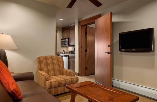 Breckenridge Condo | Christmas 2025 - Two Bedroom/2.5 Bath sleeps 8. Ski-in/out to Peaks 6 & 7