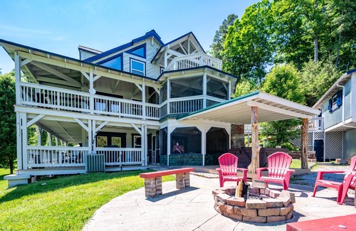 Wears Valley Cabin | Christmas decor, ez access, no curves, arcade, huge yard , Families love Us !