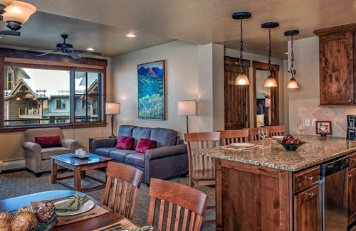 Breckenridge Apartment | Christmas Dream Vacation - Ski in/Out Luxury Condo - Sleeps 8