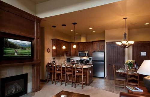 Breckenridge Apartment | Christmas Dream Vacation - Ski in/Out Luxury Condo - Sleeps 8