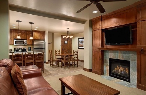 Breckenridge Apartment | Christmas Dream Vacation - Ski in/Out Luxury Condo - Sleeps 8
