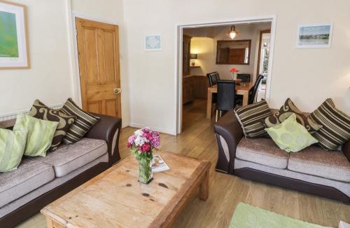 Bangor House | Chwech