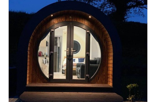 Erwood Cabin | Chwefru Timber Frame Pod with Private Hot tub