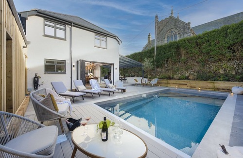 Carbis Bay House | Chy An Eglos - A superb refurbished holiday home with a fantastic entertainment area, swimming pool