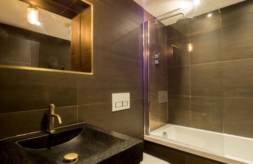 St. Agnes Cabin | Chy Glynn. Luxury lodge with hot tub and views.