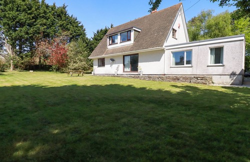 Redruth Cottage | CHYROSEN, family friendly, with open fire in St Day
