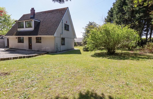 Redruth Cottage | CHYROSEN, family friendly, with open fire in St Day