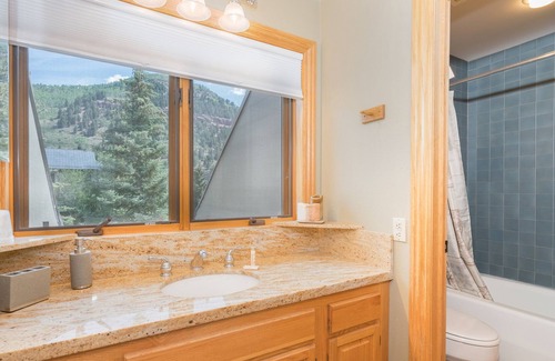 Telluride Cabin | Cimarron Lodge 33 by Avantstay Ski-in/ski-out Property in Complex w/ Two Hot Tubs!