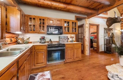 Eureka Springs Cabin | Cinnamon Valley - The Cattleman