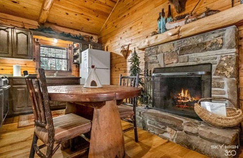 Eureka Springs Cabin | Cinnamon Valley - The Cherokee