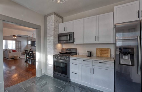 Sheridan House | "Circle Bar Manor" Central Main Stay