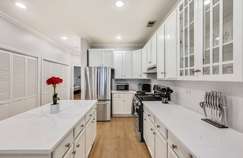 Killgubbin Apartment | City Center, River North Condo HUGE 3BR, Patio, Parking(2x)