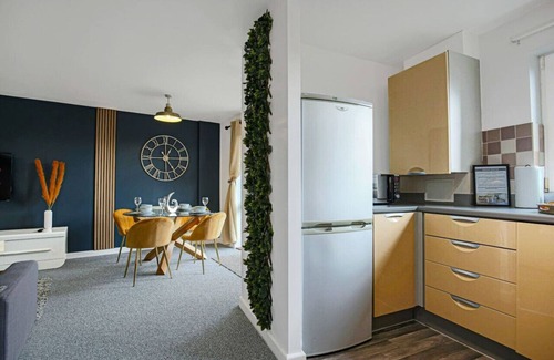 Northampton Apartment | 🌟City Centre Apt - Free Parking + Wifi + Balcony🌟