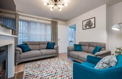 Queens Quarter House | 🌟City Centre Townhouse Free Parking Superfast Wifi