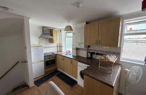 West Hendon Apartment | City Chic 2 Bedroom Duplex flat, North West London