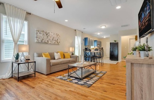 Washington Park House | City Living w/Southern Comfort -2 Mins to Mercedes Benz/GWCC/HBCU and Downtown