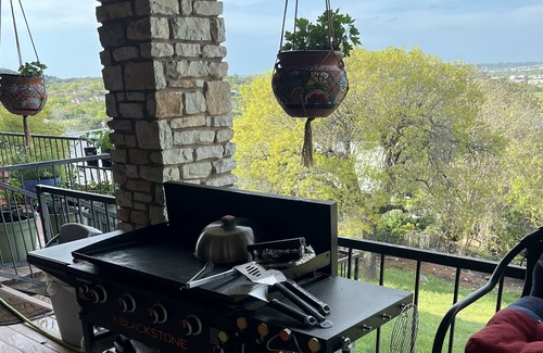 Kerrville Bed & Breakfast | City overlook prime location for eclipse viewing. Private Chef.