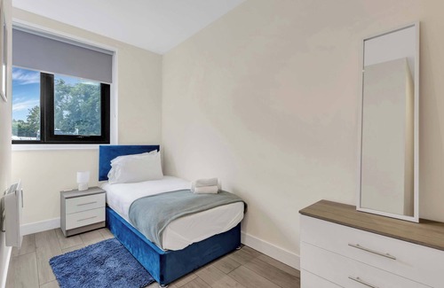 Cheam Apartment | City Service Lets | New London 2Bed With Parking | Long Stays Welcome