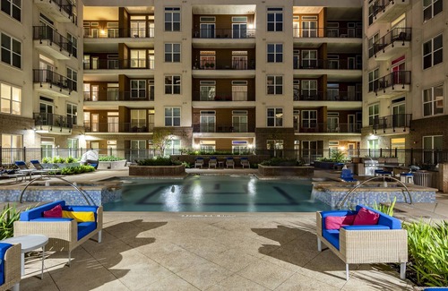 Central Business District Apartment | City views Luxury Downtown Houston Unit - 5 min walk to Toyota Center